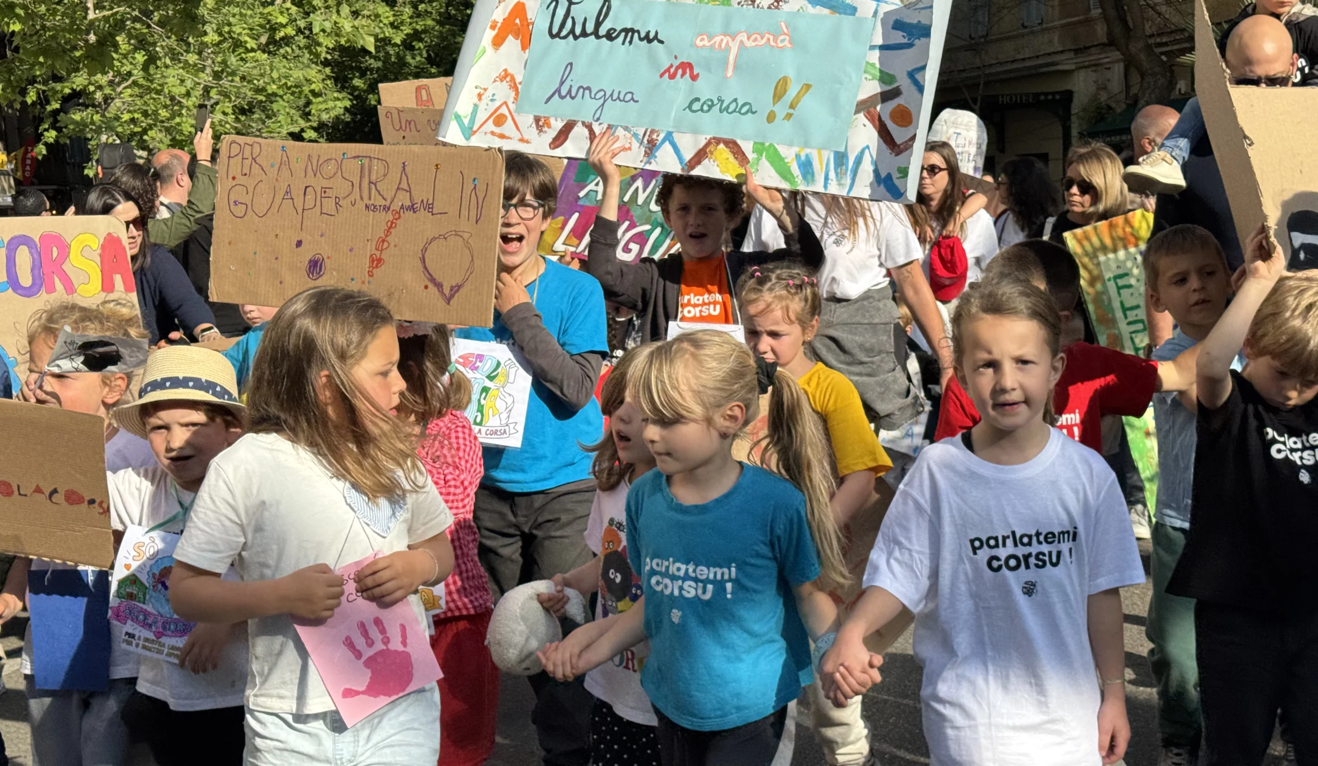 D’ores et déjà,83 maires et conseils municipaux affichent publiquement leur soutien à Scola corsa